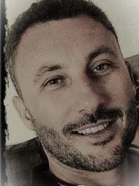 Eu nem me lembro quando foi a última vez que pude sorrir sem ter um motivo! Um sorriso que vem de dentro...do coração! Mas eu me lembro do quanto isto é importante e significativo! Para uma reflexão...em um dia qualquer...um sorriso vale o brilho do dia! O que temos em comum...um com o outro? Talvez o gosto em poder sorrir...ou então...que alguém possa sorrir para nós! De uma coisa eu sei...não há nada melhor do que a mágica de sermos quem somos! Esta liberdade...talvez não exista...talvez jamais poderemos ser livres de verdade...mas quem sabe...em um sorriso...possamos encontrar um alento! Um descanso!!!
